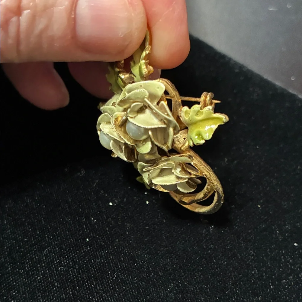 Elegant vintage Floral Pearl Brooch
